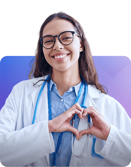 Médica sorrindo, fazendo um coração com as mãos