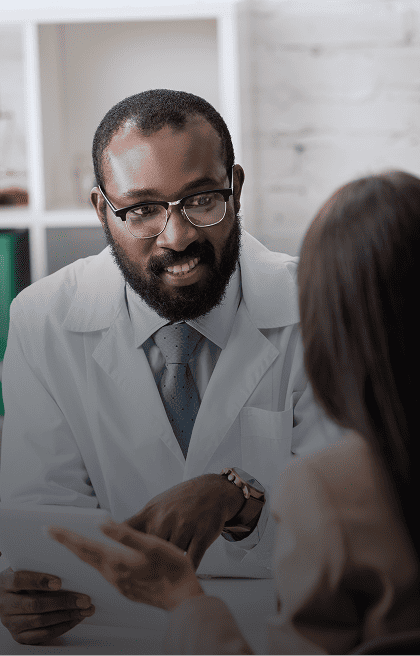 Médico psiquiatra, sorrindo enquanto atende paciente